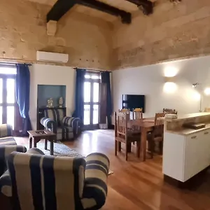 valletta-charm-2-bedrooms-flat-in-the-heart-of-the-city.hotelssaintjulians.com/